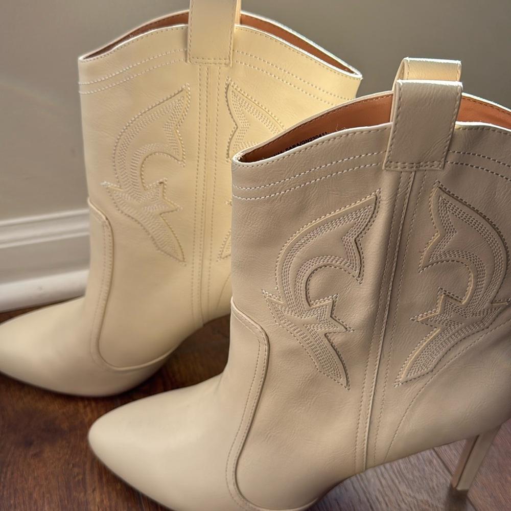 SZ 10 NWT BCBG boots